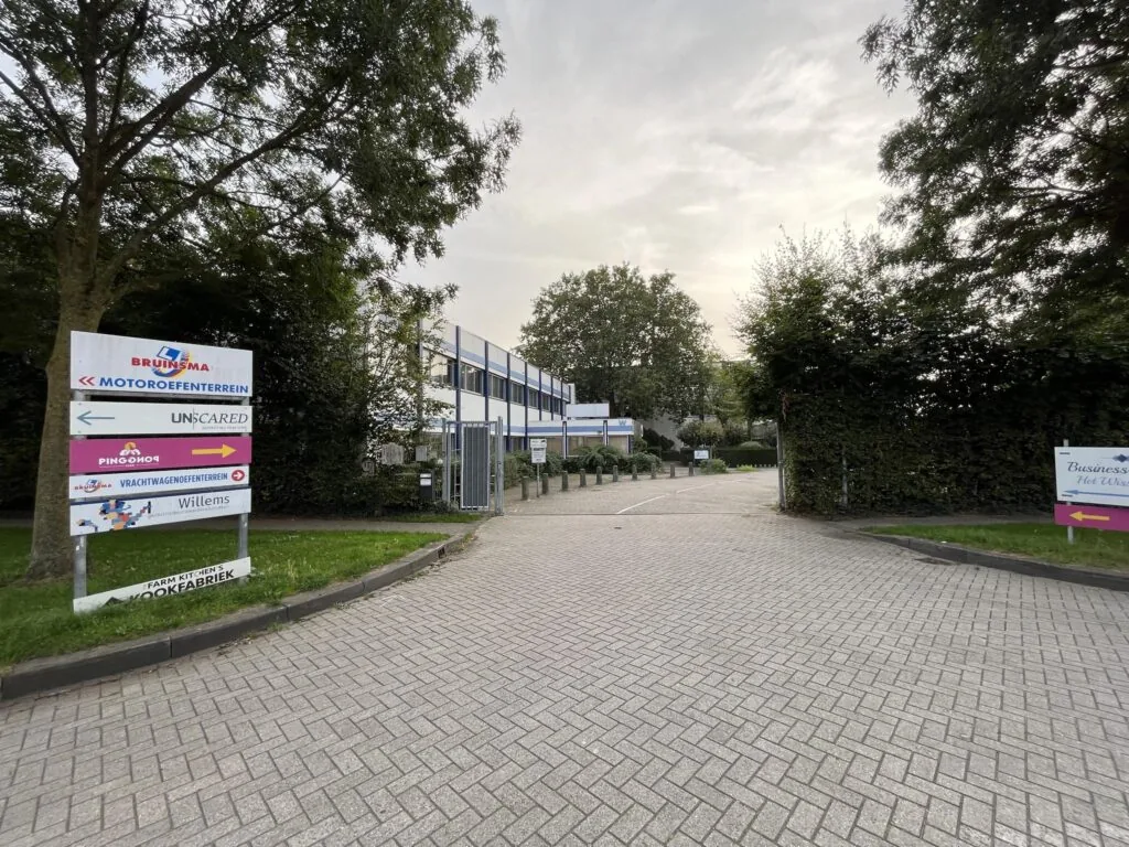 Ingang van een bedrijventerrein aan de 2e Daalsedijk met bewegwijzering naar verschillende bedrijven, waaronder Bruinsma, Unscared en Willems.