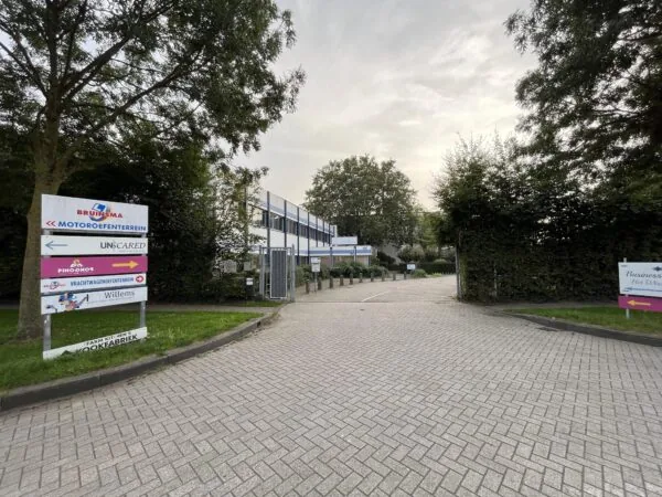 Ingang van een bedrijventerrein aan de 2e Daalsedijk met bewegwijzering naar verschillende bedrijven, waaronder Bruinsma, Unscared en Willems.