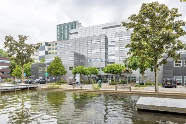Modern kantoorgebouw aan de Daltonlaan 400 in Utrecht, gezien vanaf de overzijde van het water.