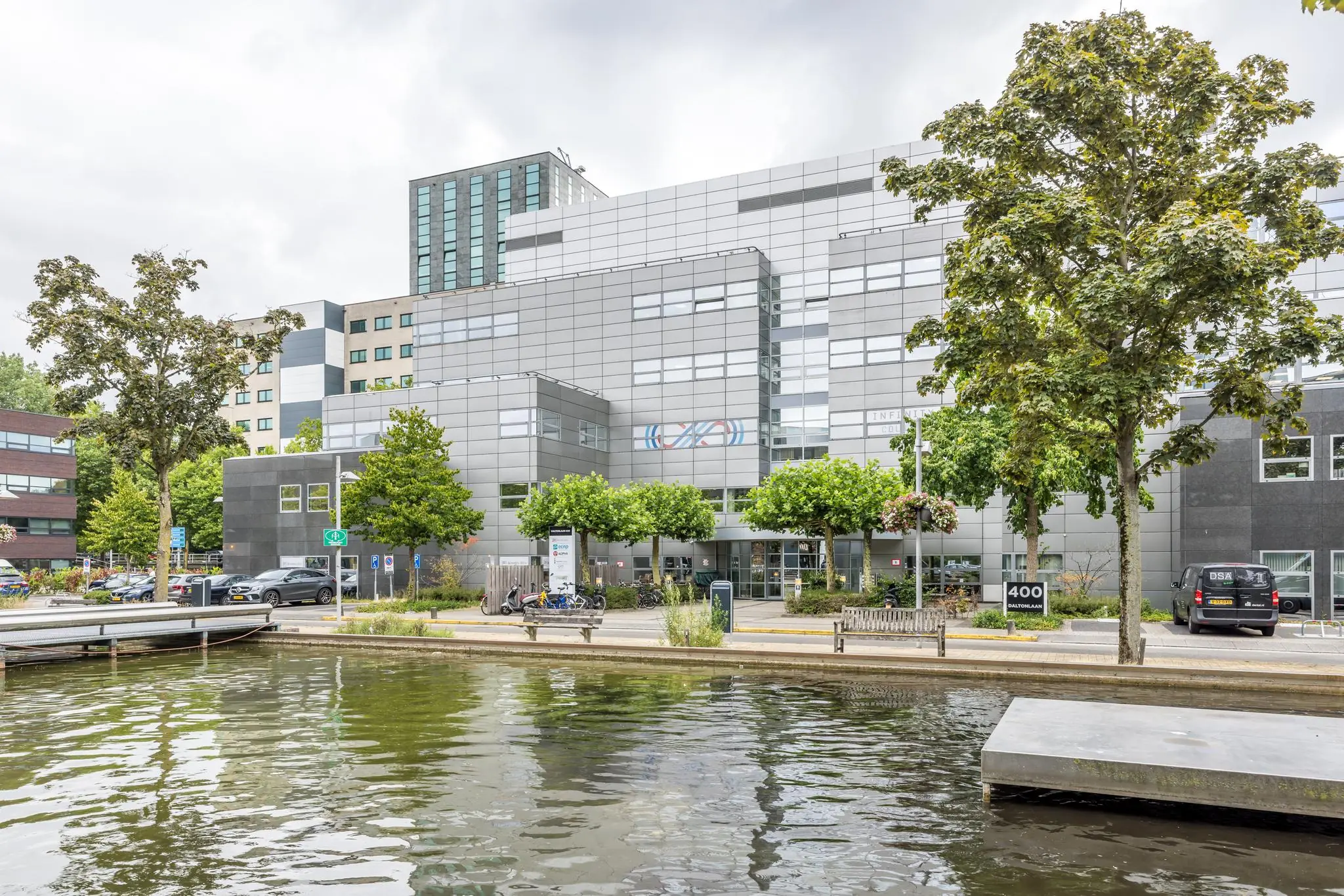 Modern kantoorgebouw aan de Daltonlaan 400 in Utrecht, gezien vanaf de overzijde van het water.