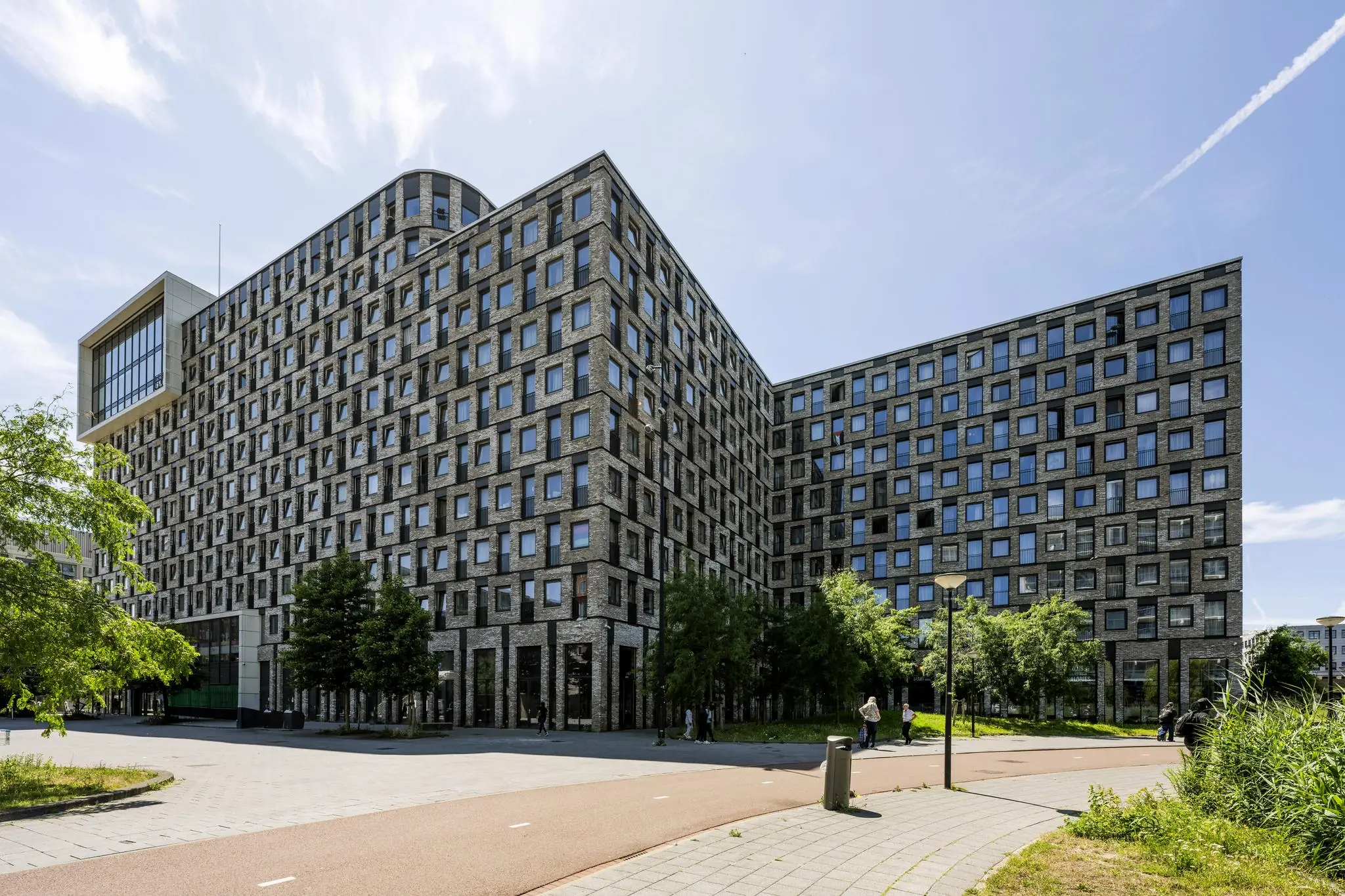 Groot modern appartementengebouw aan het Elizabeth Cady Stantonplein met een gevel vol vierkante ramen.