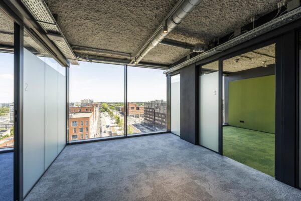 Moderne kantoorruimte met grote ramen en uitzicht op het Elizabeth Cady Stantonplein.