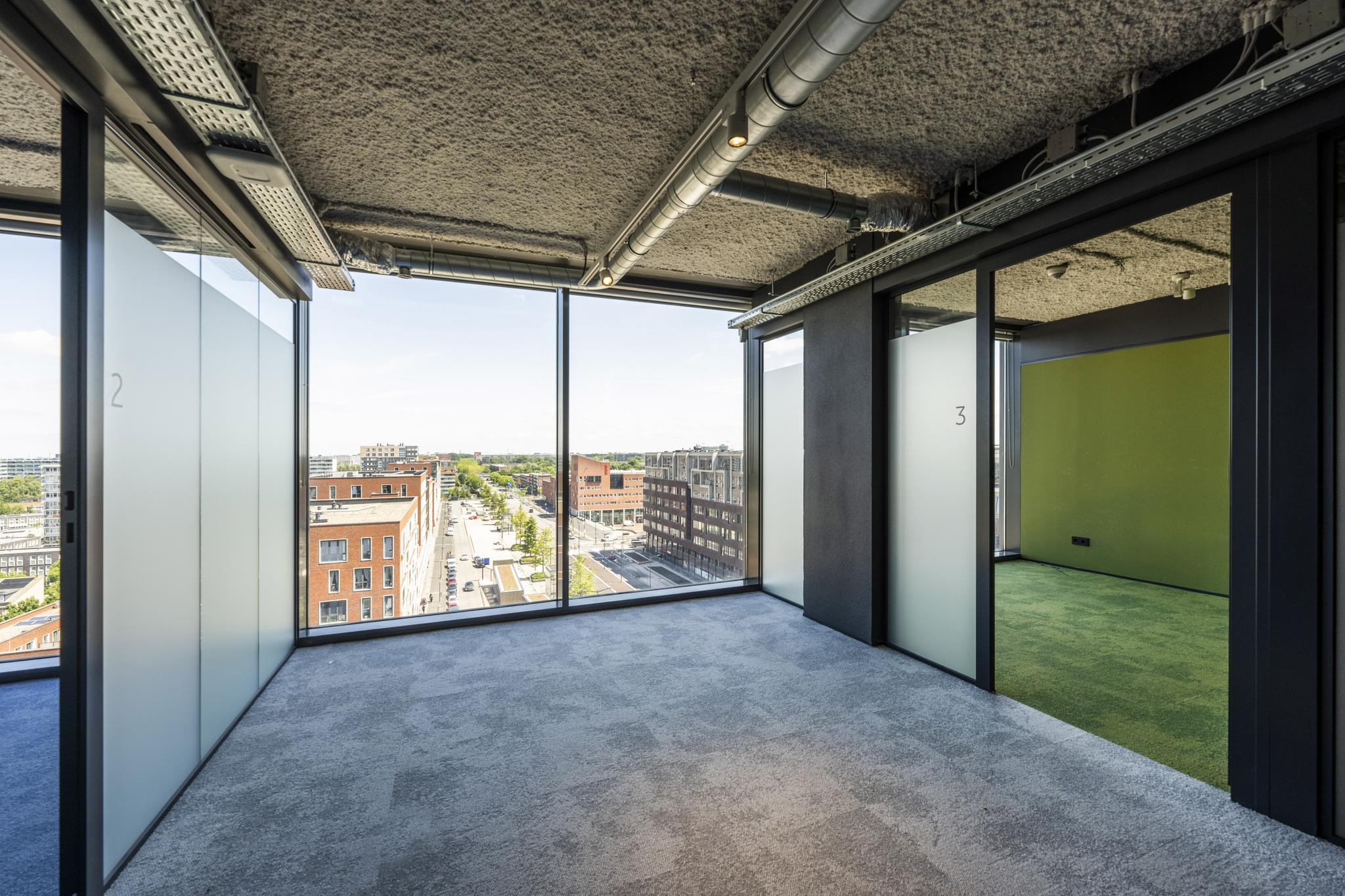 Moderne kantoorruimte met grote ramen en uitzicht op het Elizabeth Cady Stantonplein.