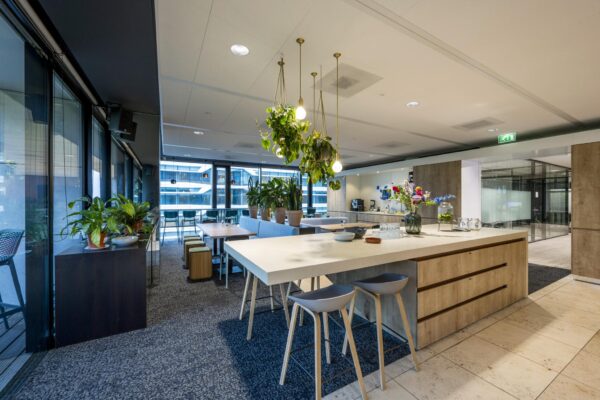 Moderne kantoorruimte aan de Gustav Mahlerlaan met een open keuken, zitgedeelte en veel groen.