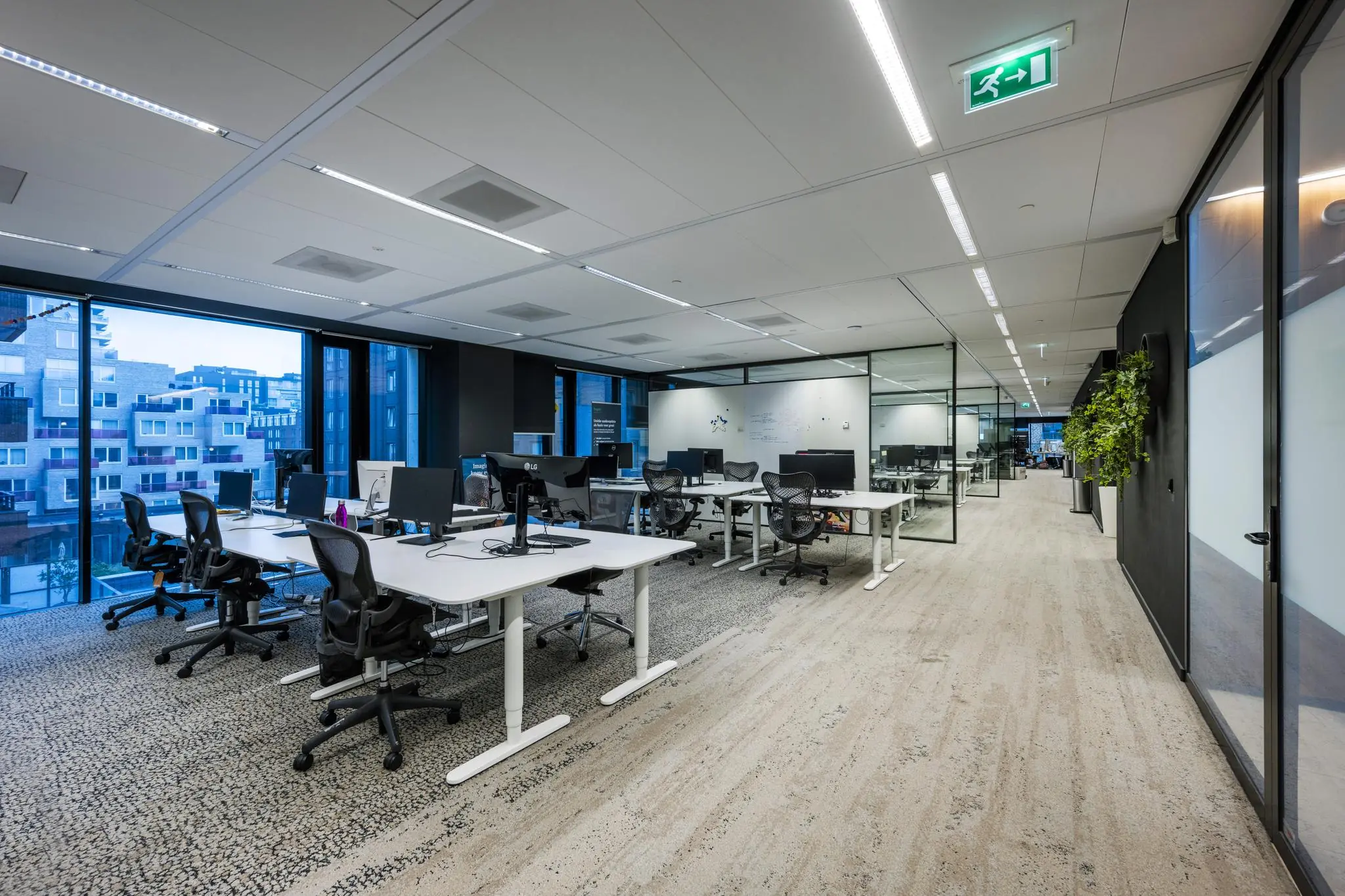 Modern kantoorpand aan de Gustav Mahlerlaan met flexibele werkplekken, glazen vergaderruimtes en uitzicht op omliggende gebouwen.