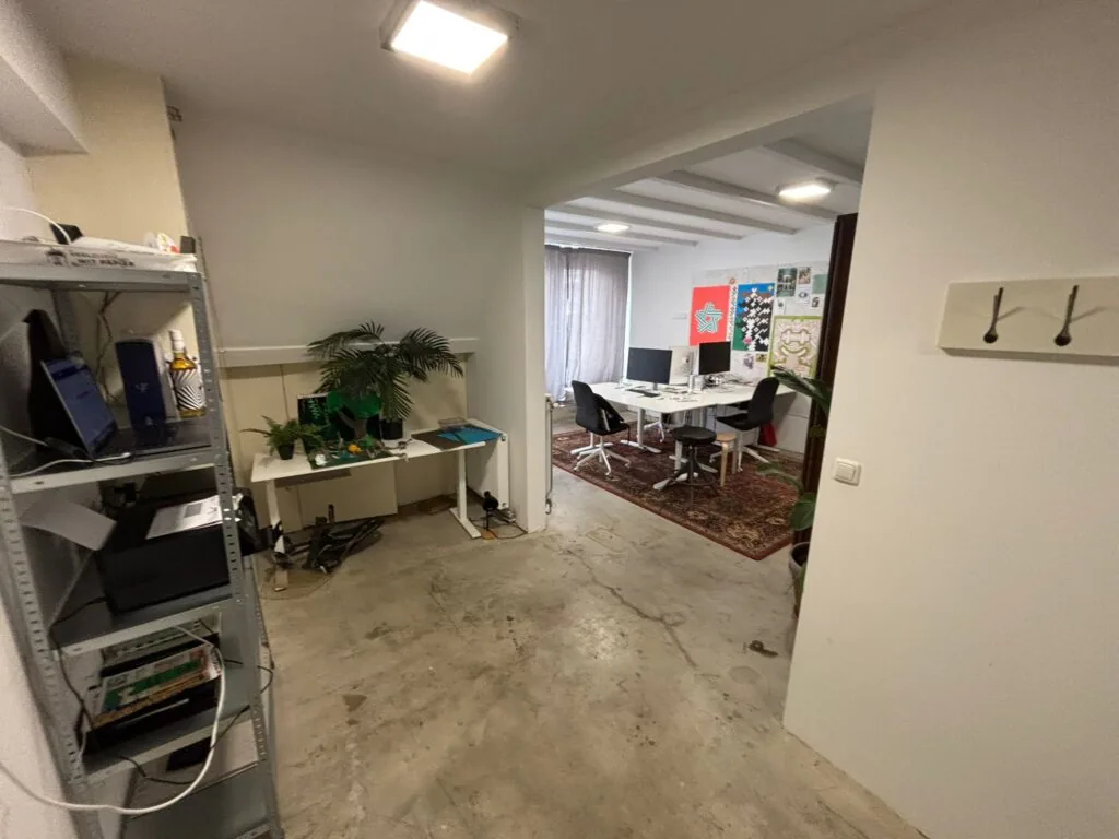 Kantoorruimte aan de Van Ostadestraat met werkplekken, planten en kleurrijke posters aan de muur.