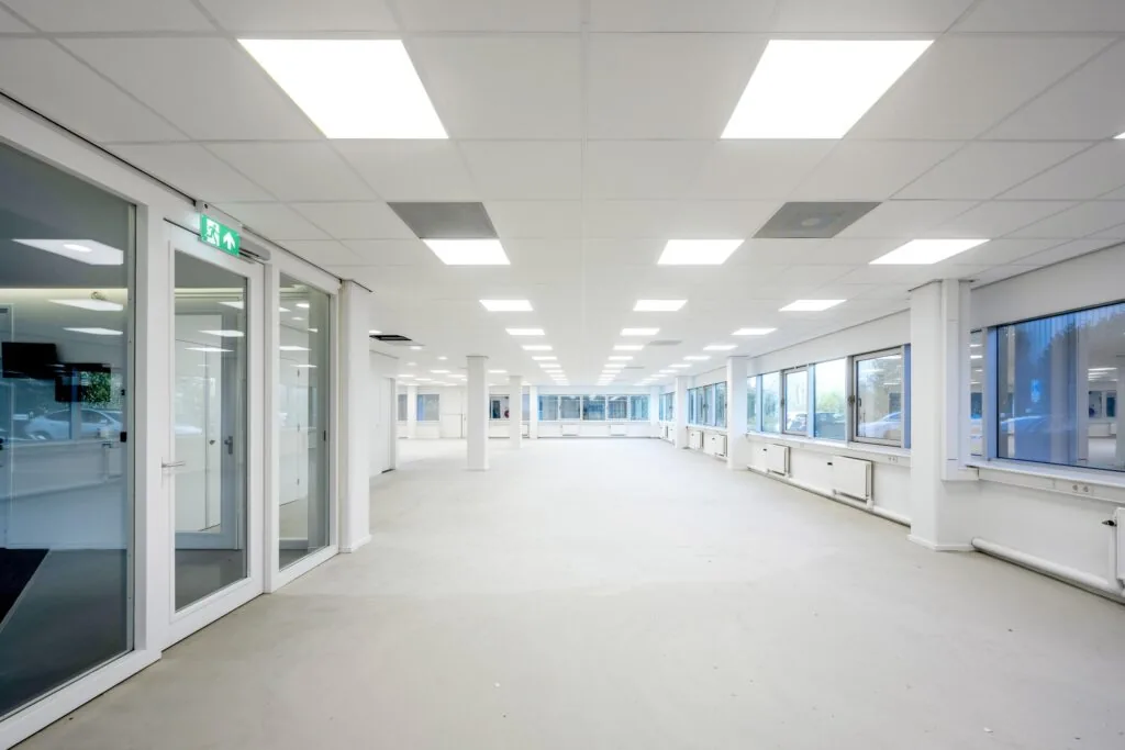 Lichte, ruime en lege kantoorruimte aan de Kuiperbergweg met grote ramen en systeemplafond.