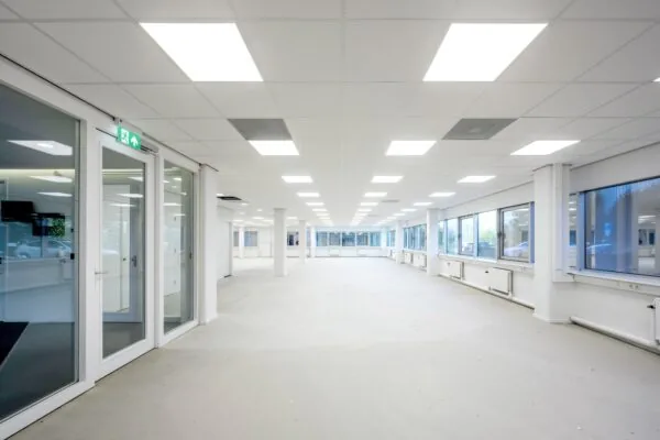 Lichte, ruime en lege kantoorruimte aan de Kuiperbergweg met grote ramen en systeemplafond.