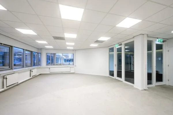 Leeg en licht kantoorpand aan de Kuiperbergweg met grote ramen en glazen deuren.