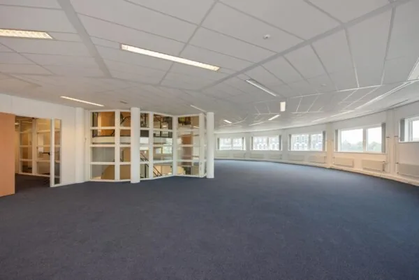 Ruime, lege kantoorruimte aan de Binckhorstlaan met grote ramen en glazen binnenwanden.
