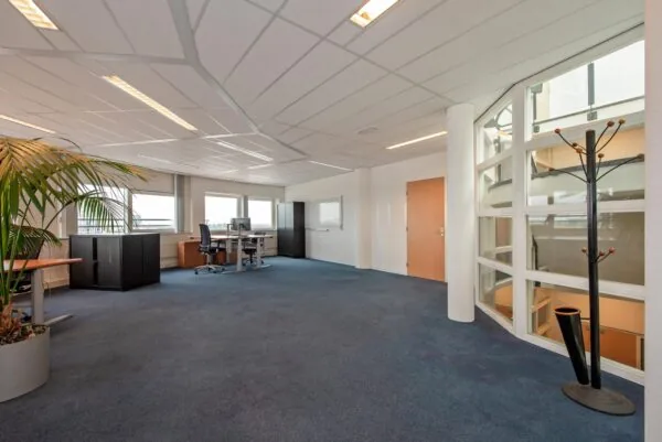Ruim en licht kantoorpand aan de Binckhorstlaan met moderne werkplekken en grote ramen.