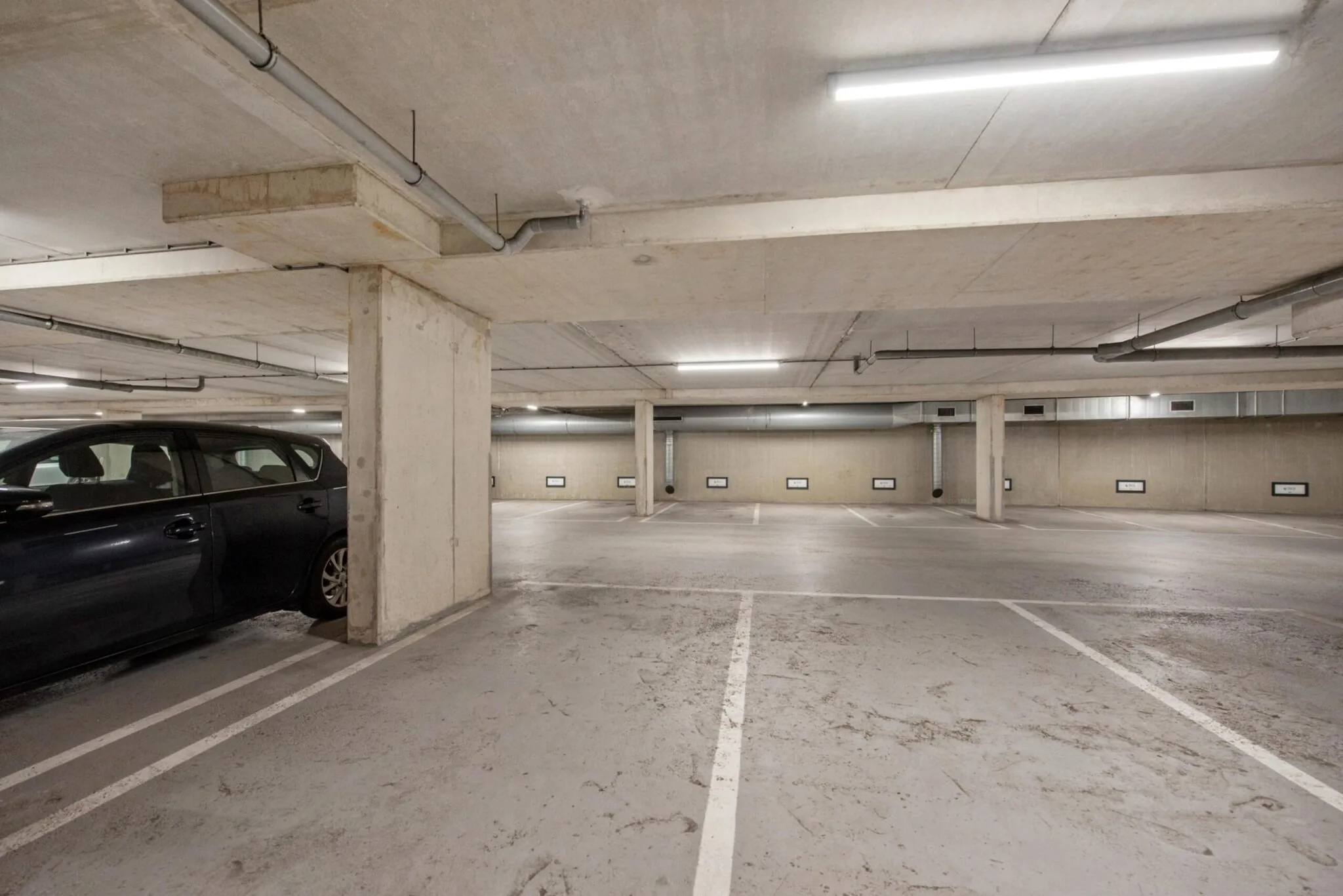 Ondergrondse parkeergarage aan de Binckhorstlaan met betonnen pilaren en meerdere lege parkeerplaatsen.