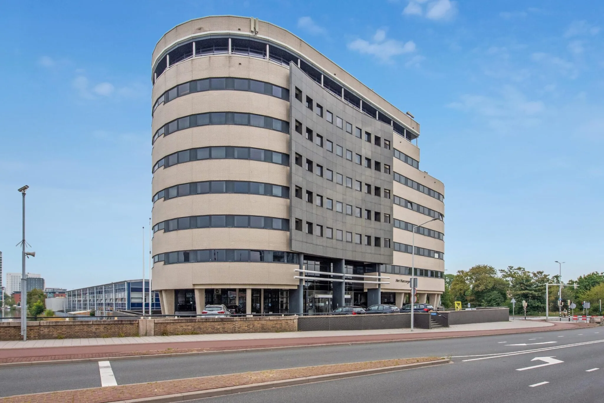 Kantoorgebouw Het Manegegebouw aan de Binckhorstlaan in Den Haag met gebogen gevel en meerdere verdiepingen.
