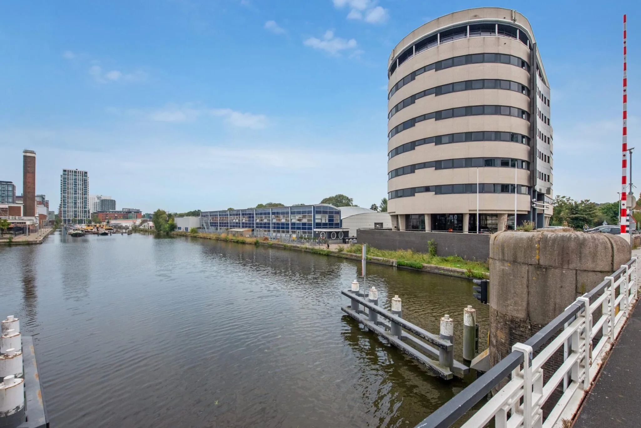 Kantoorgebouw aan de Binckhorstlaan in Den Haag met uitzicht op het water en omliggende moderne bebouwing.