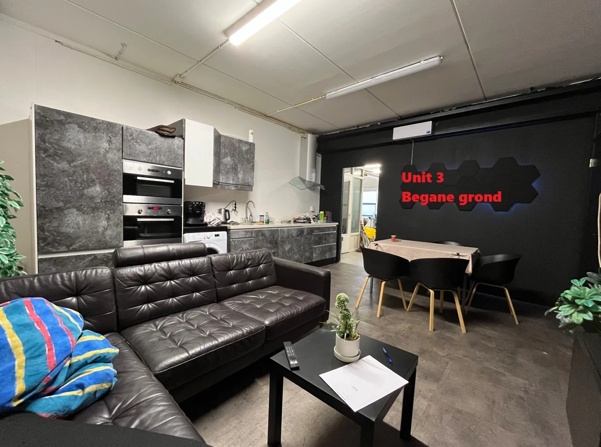 Moderne woonruimte met keuken, zithoek en eettafel in Unit 3 op de begane grond van Bergveste.