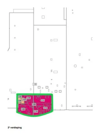 Plattegrond van de tweede verdieping van het gebouw aan de Weesperstraat, met ingekleurde ruimtes gemarkeerd in roze en groene omlijning.