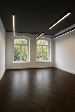 Licht en modern interieur van een lege kamer aan de Nieuwe Looiersstraat met visgraatvloer, grote ramen en strakke hanglampen.