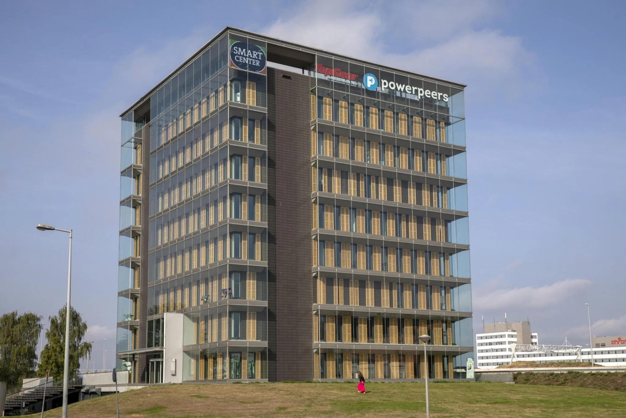 Kantoorgebouw aan de Paasheuvelweg met logo’s van Smart Center, TopGear en Powerpeers op de gevel.