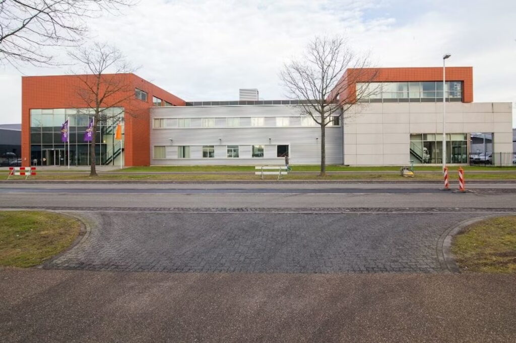 Modern kantoorgebouw aan de Proostwetering met een combinatie van rood metselwerk en grijze gevelpanelen.