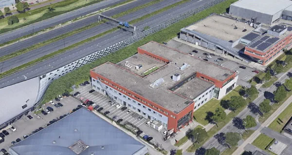 Luchtfoto van een kantorencomplex aan de Proostwetering in Utrecht, gelegen naast een snelweg.