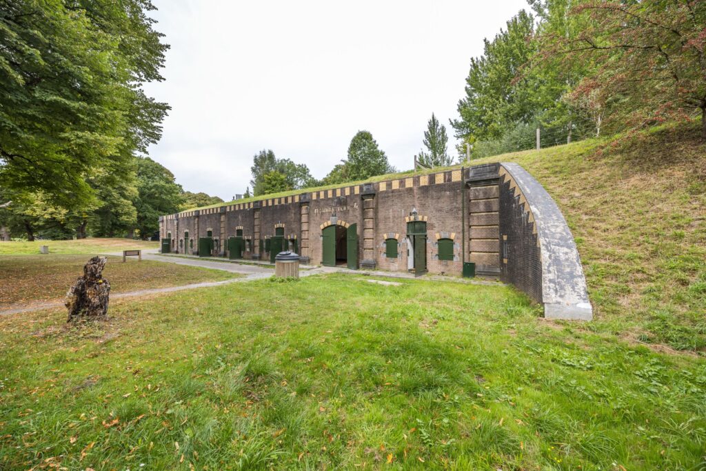 Vooraanzicht van Fort Vossegat aan de Vossegatsedijk, omgeven door groen en bomen.