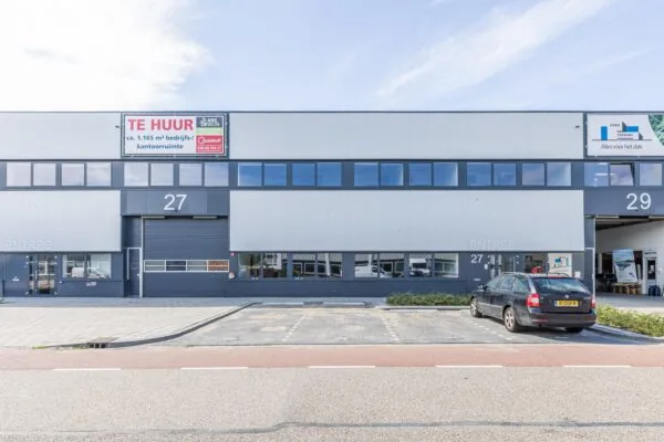 Bedrijfsgebouw aan de Zonnebaan met units 27 en 29, waarvan unit 27 te huur is.