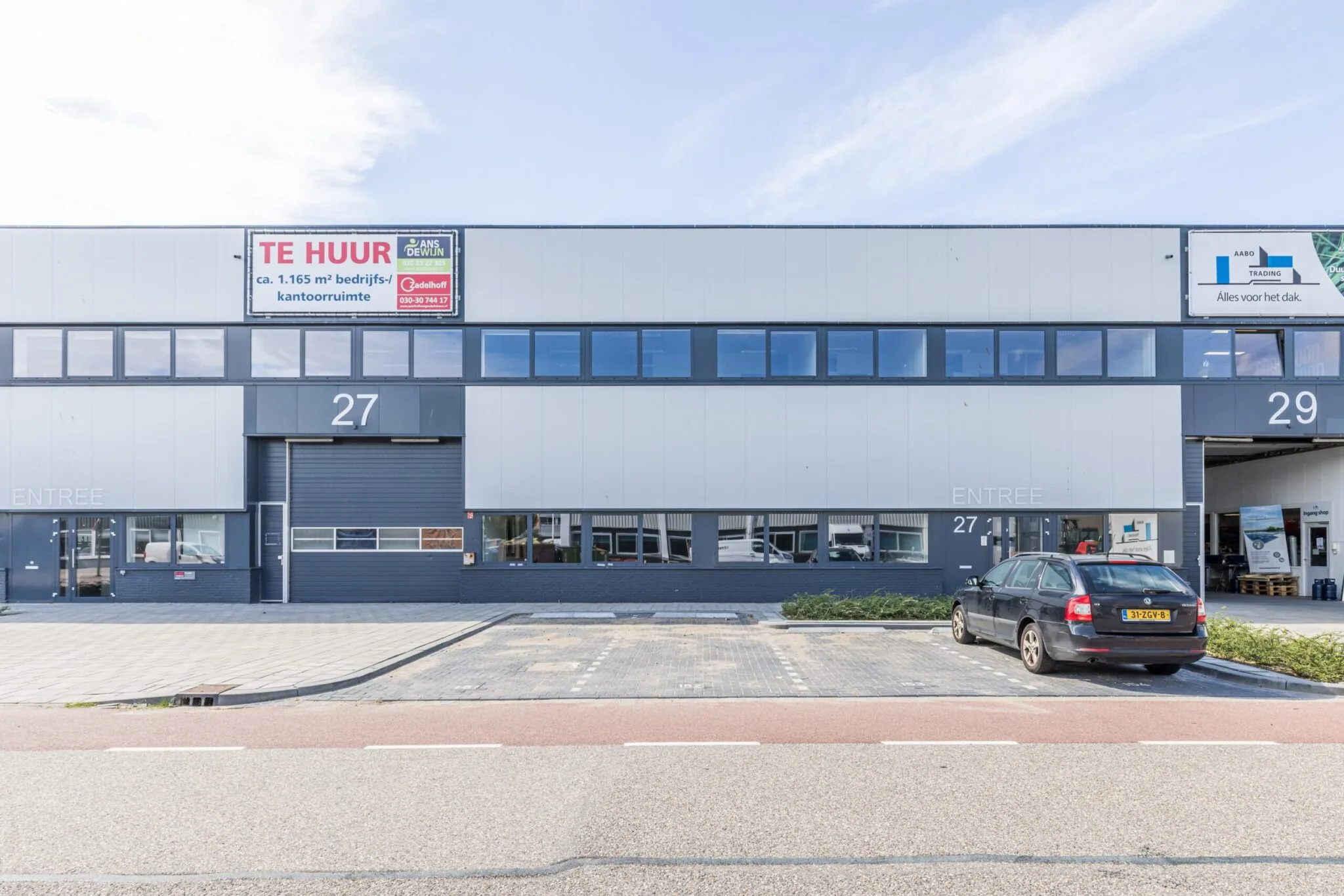 Bedrijfsgebouw aan de Zonnebaan met units 27 en 29, waarvan unit 27 te huur is.