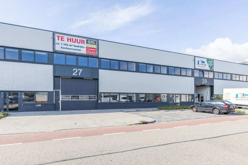 Bedrijfsunit aan de Zonnebaan met pandnummers 27 en 29 te huur, met ca. 1.165 m² bedrijfs- en kantoorruimte.