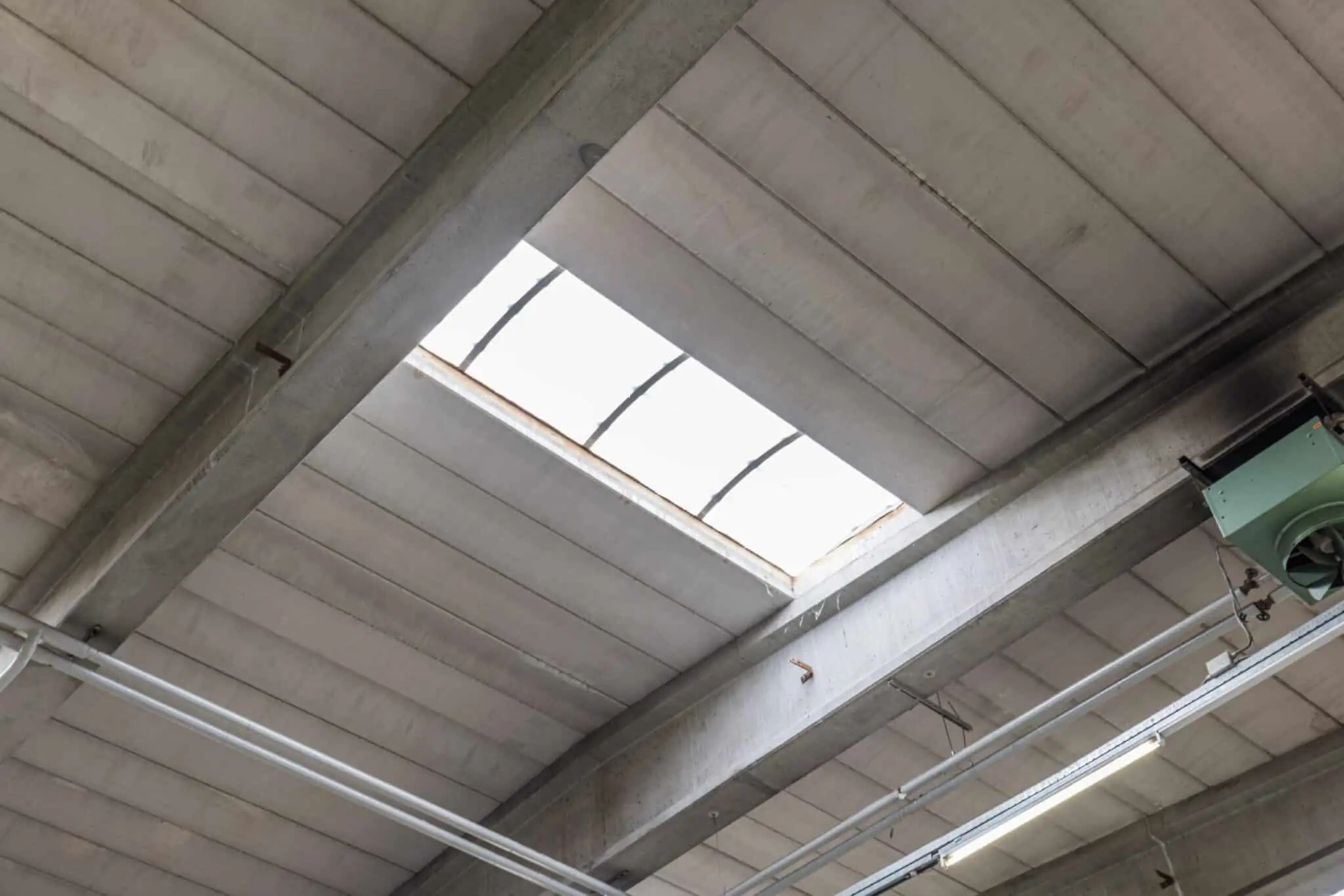 Plafond van een industrieel gebouw met een lichtstraat in het dak voor natuurlijke verlichting.