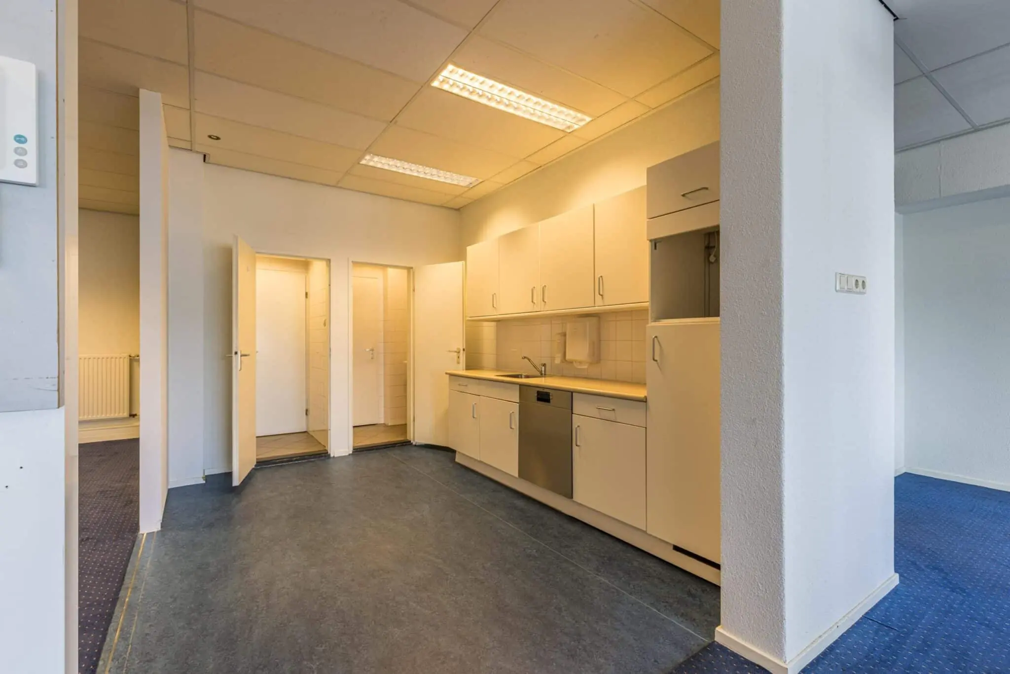 Keukenblok met spoelbak, vaatwasser en opbergruimte in een kantoorruimte aan de Zonnebaan.