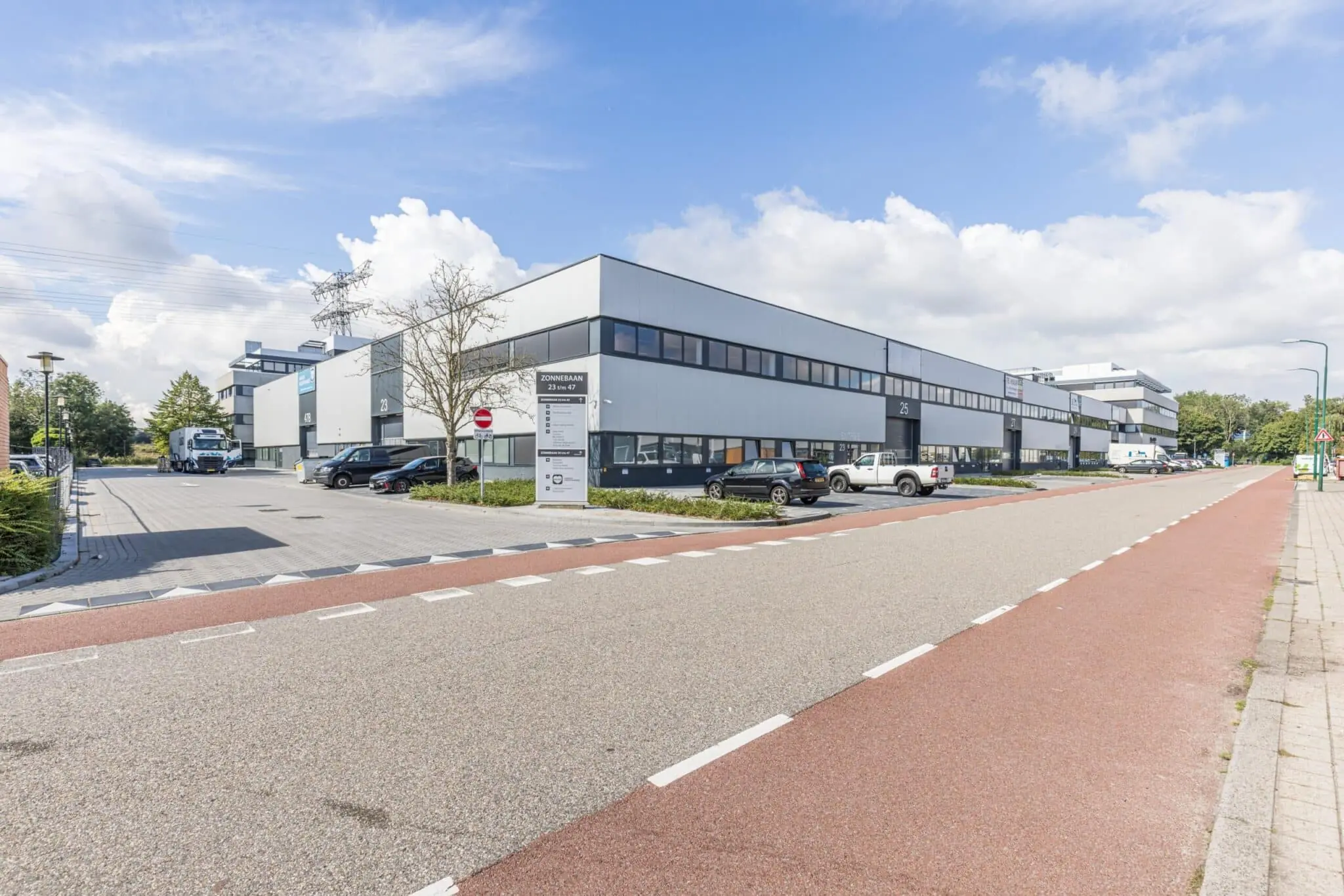 Bedrijventerrein met moderne bedrijfsgebouwen aan de Zonnebaan in Utrecht.