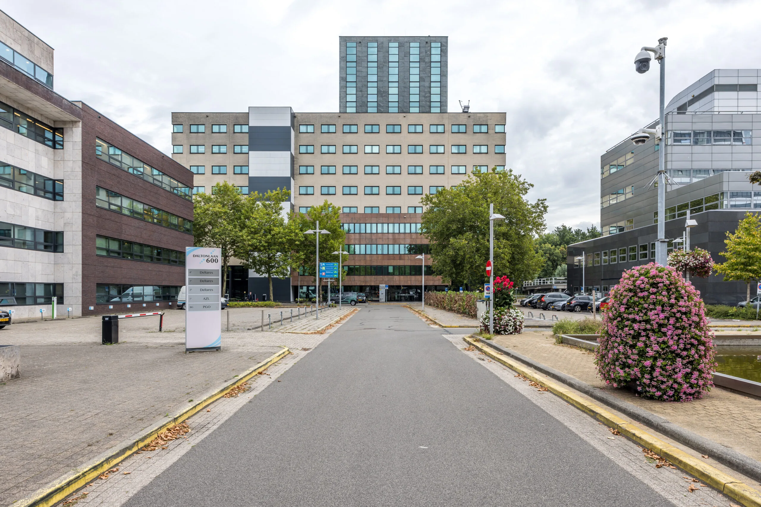 Kantoorgebouw aan de Daltonlaan 600 te Utrecht, omgeven door moderne architectuur en groen.