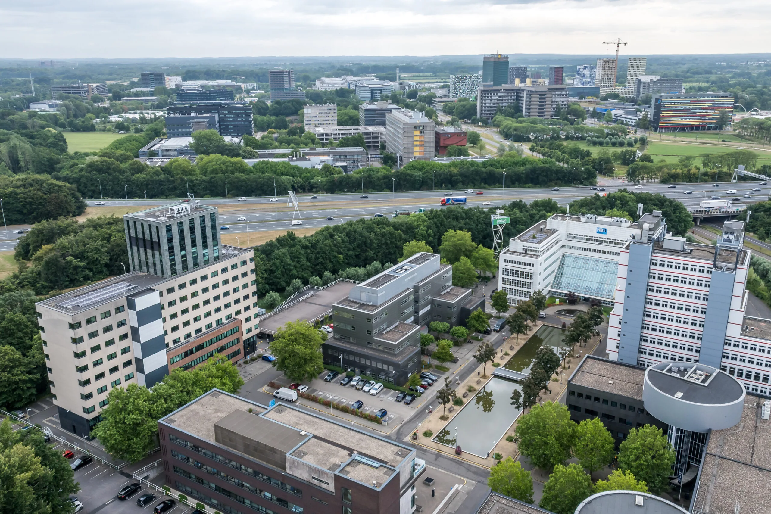 Luchtfoto van kantoren aan de Daltonlaan in Utrecht met omliggende wegen en groene omgeving.