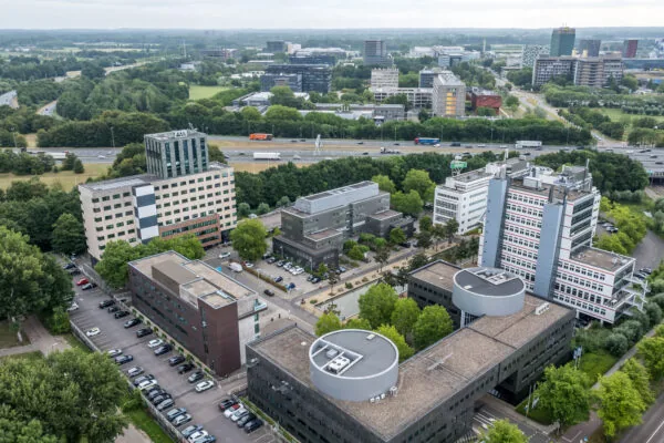 Luchtfoto van kantorencomplex aan de Daltonlaan in Utrecht, omgeven door groen en snelwegen.