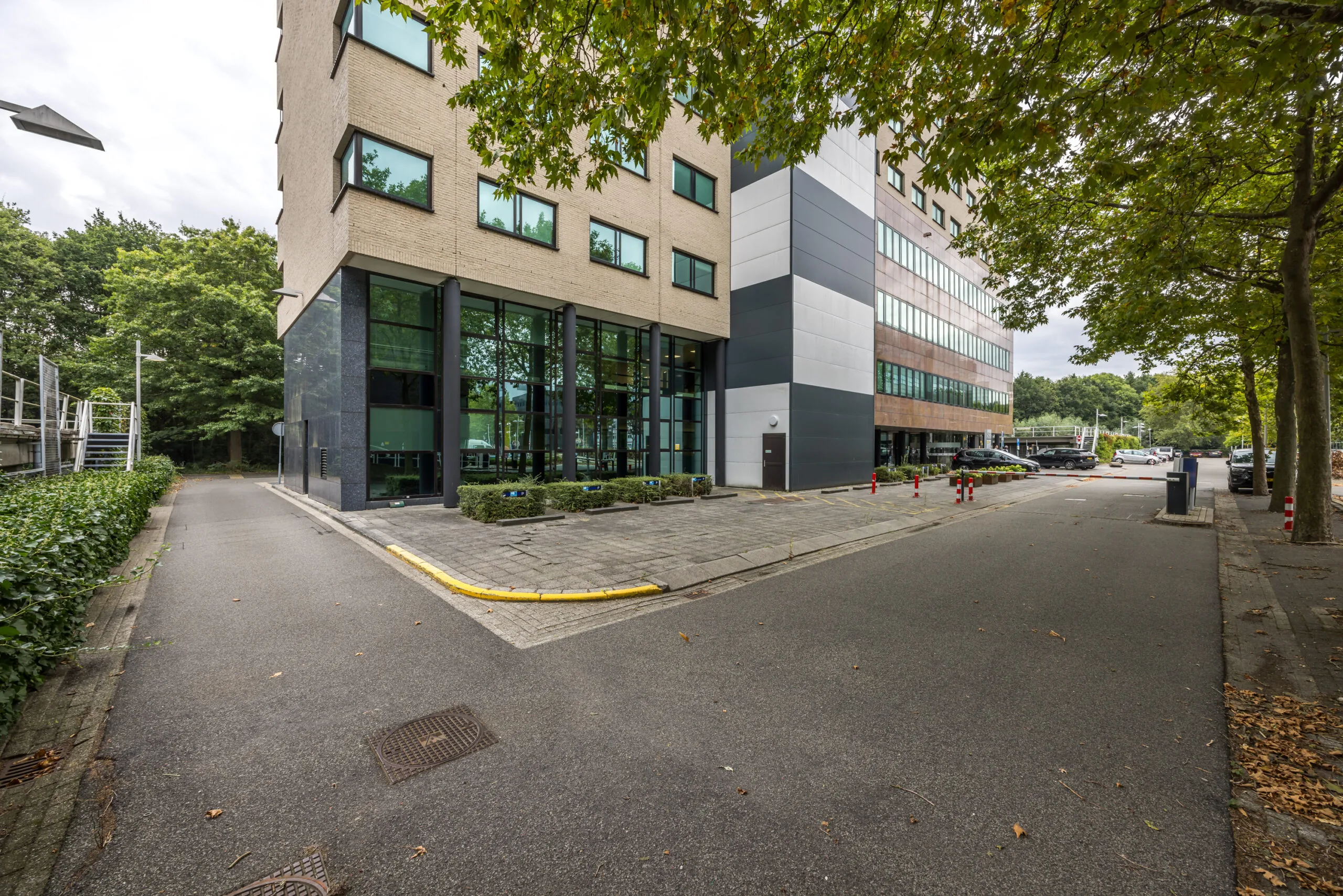 Kantoorgebouw aan de Daltonlaan met moderne gevel en parkeergelegenheid langs een boomrijke straat.