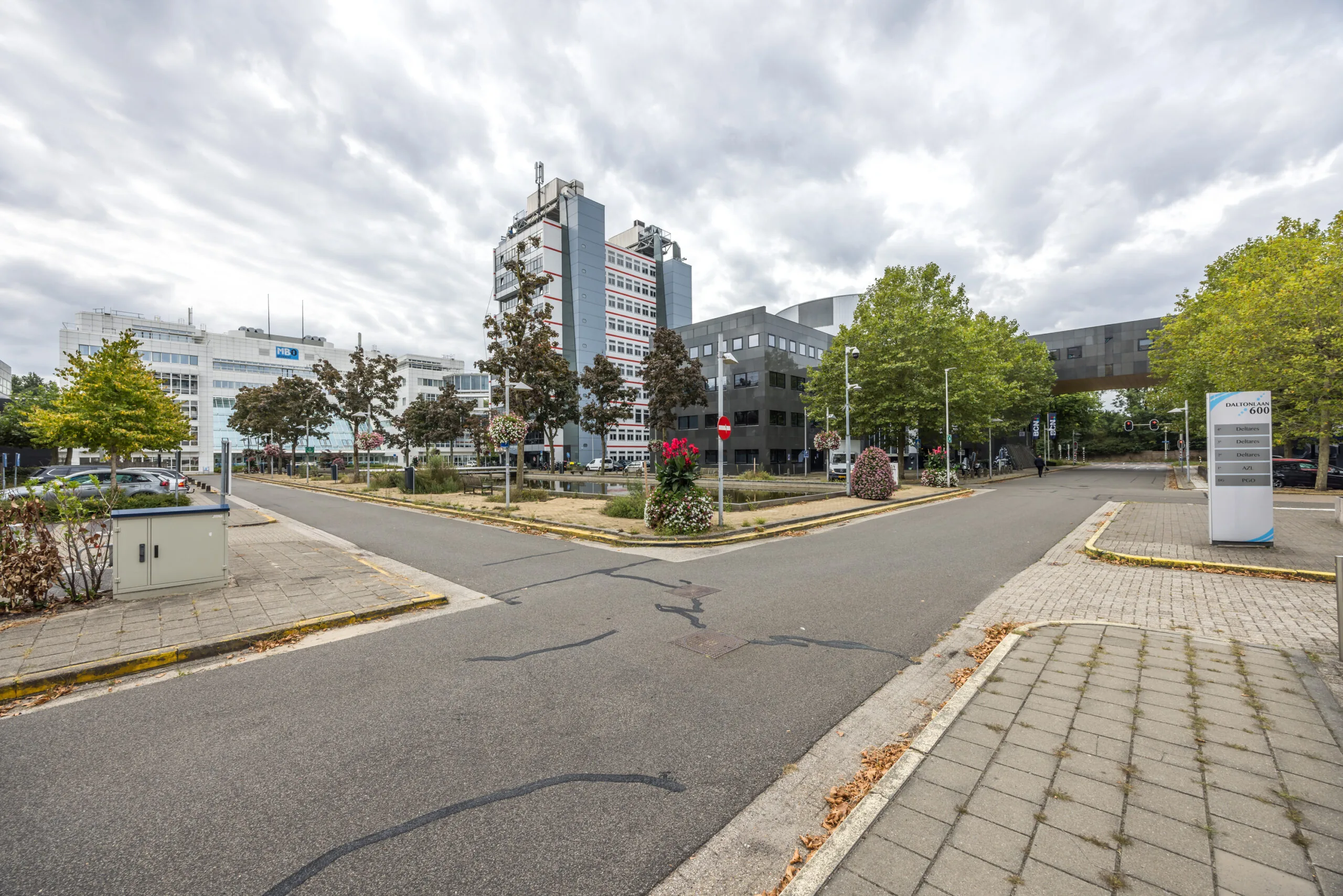 Straatbeeld van Daltonlaan in Utrecht met kantoorgebouwen, waaronder het pand op nummer 600 en het witte gebouw van MBO Utrecht.