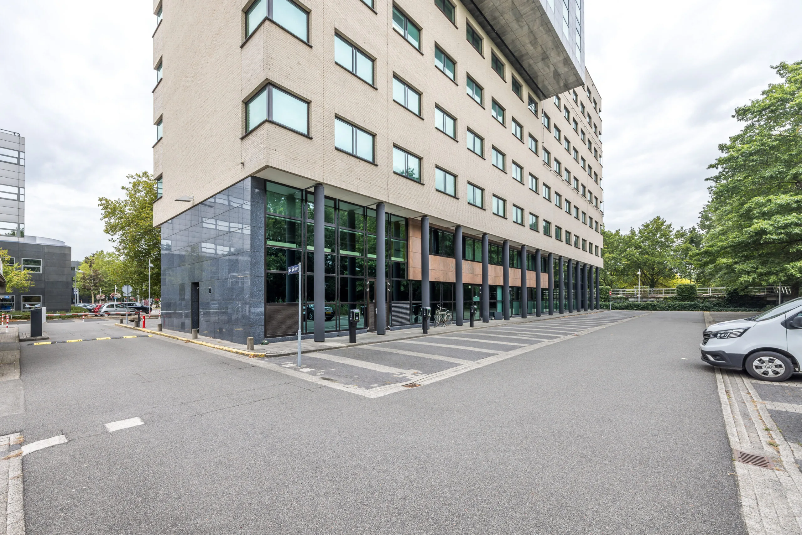 Vooraanzicht van een modern kantoorpand aan de Daltonlaan met glazen gevel en meerdere verdiepingen.