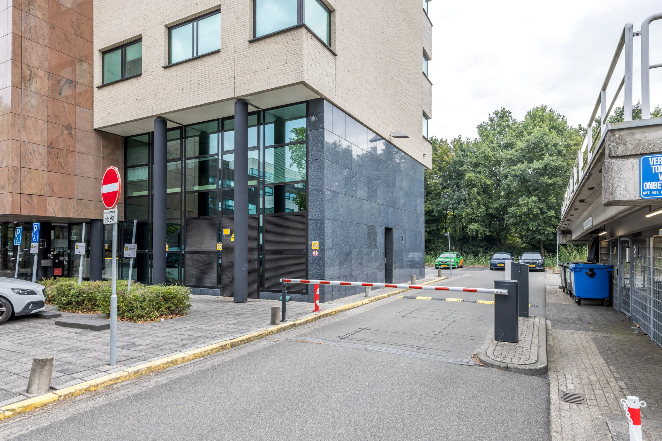 Toegangsweg met slagboom naar parkeergarage naast kantoorpand aan de Daltonlaan.
