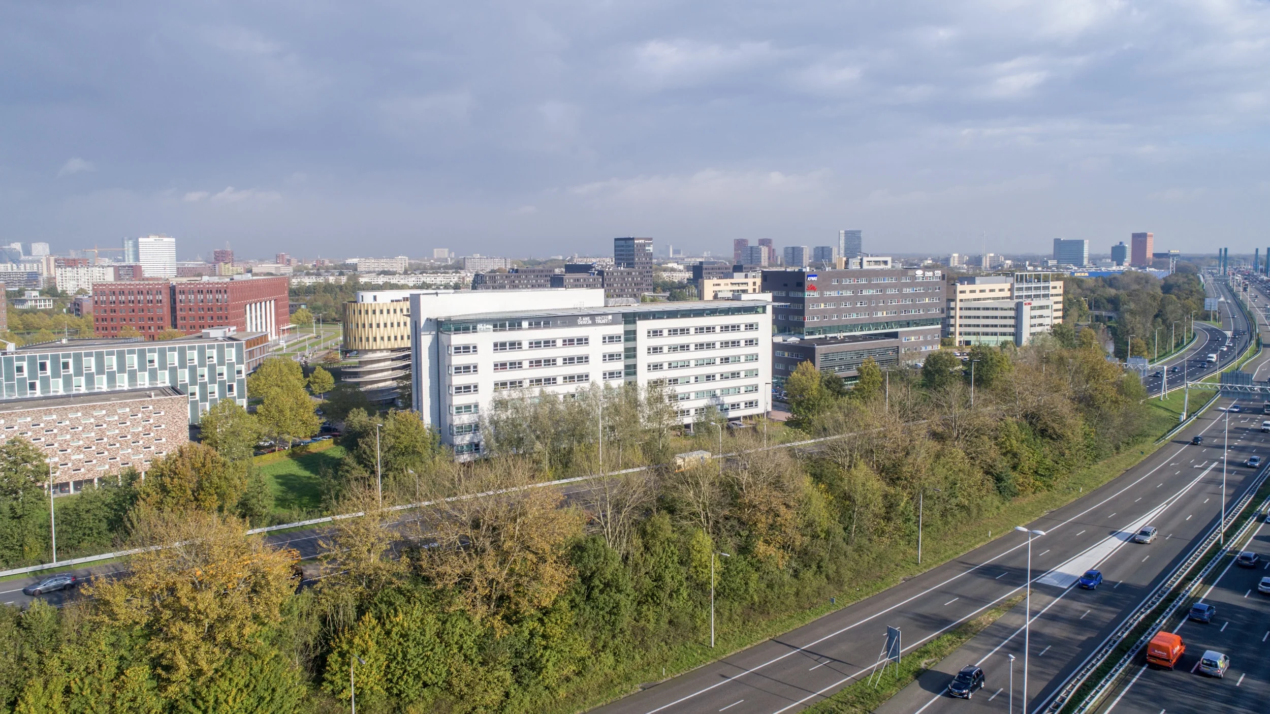 Luchtfoto van kantorencomplex aan de Papendorpseweg in Utrecht, grenzend aan de snelweg A12.