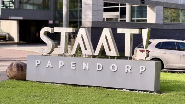 Moderne gevelreclame met de tekst "STAAT! Papendorp" voor een kantoorgebouw aan de Papendorpseweg.
