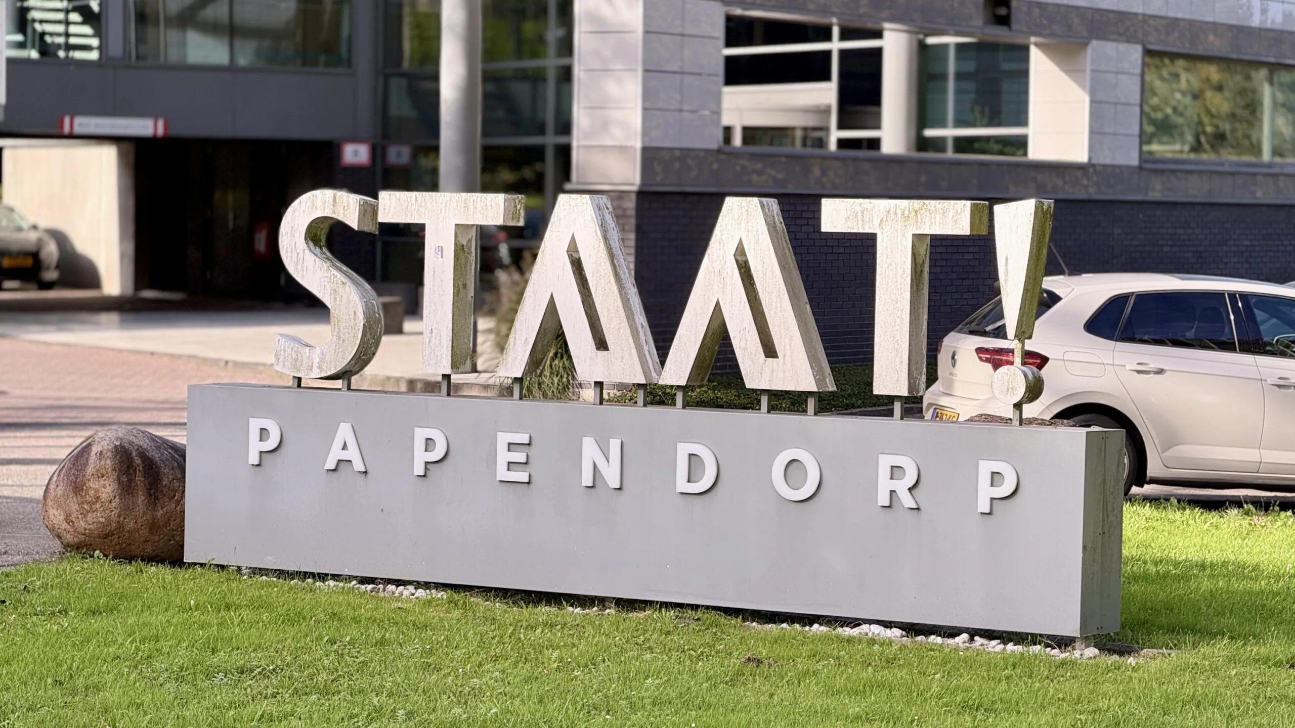Moderne gevelreclame met de tekst "STAAT! Papendorp" voor een kantoorgebouw aan de Papendorpseweg.