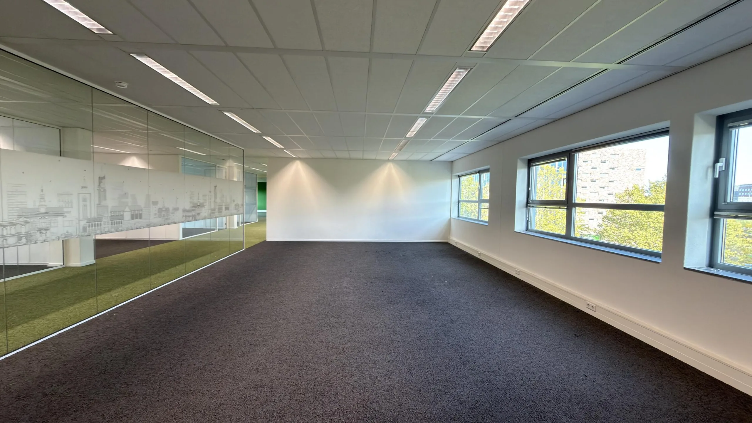Licht en modern kantoorruimte aan de Papendorpseweg met grote ramen en glazen scheidingswand.