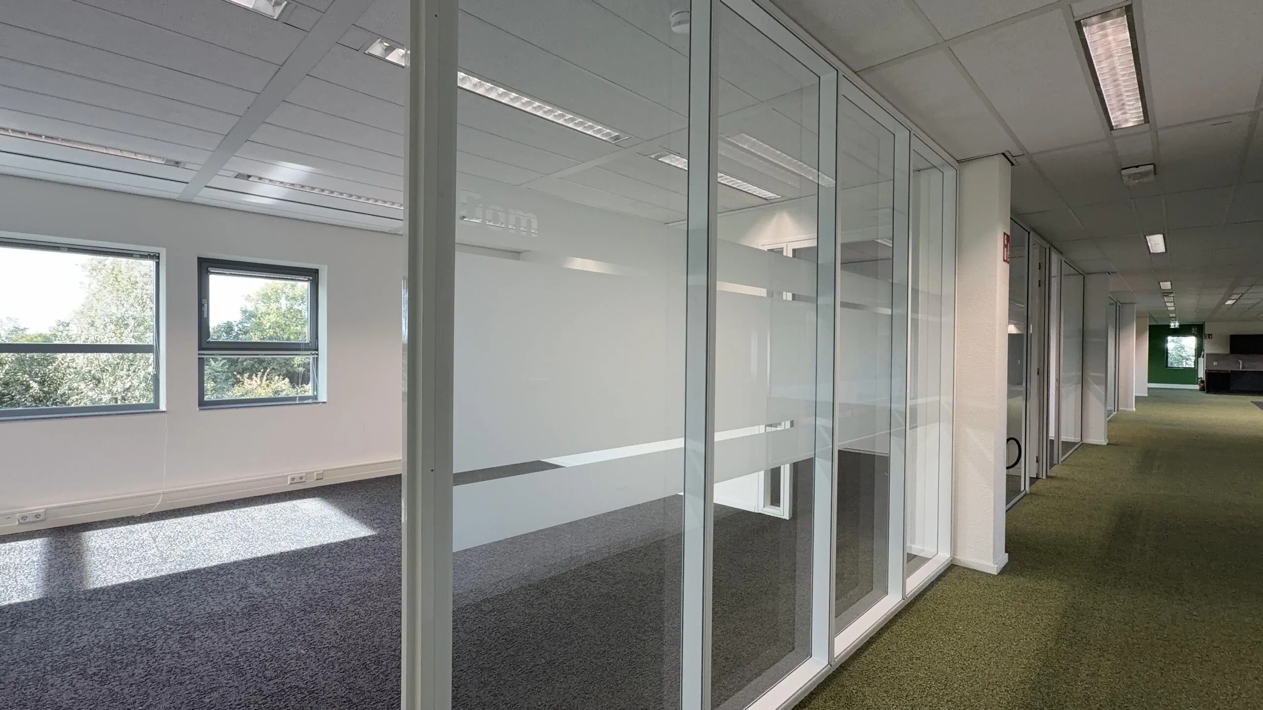Moderne kantoorruimte aan de Papendorpseweg met glazen wanden en uitzicht op groen.
