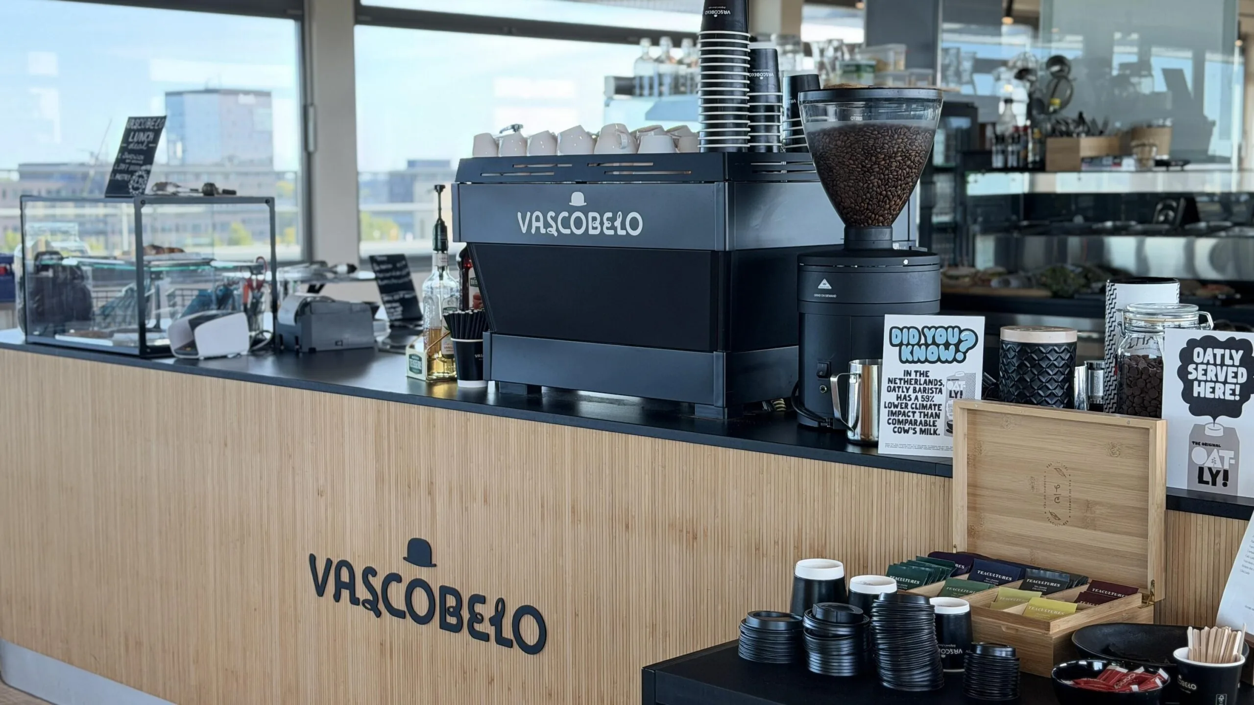 Koffiebar van Vascobelo aan de Papendorpseweg met espressomachine, koffiemolen en theeselectie op een houten balie.