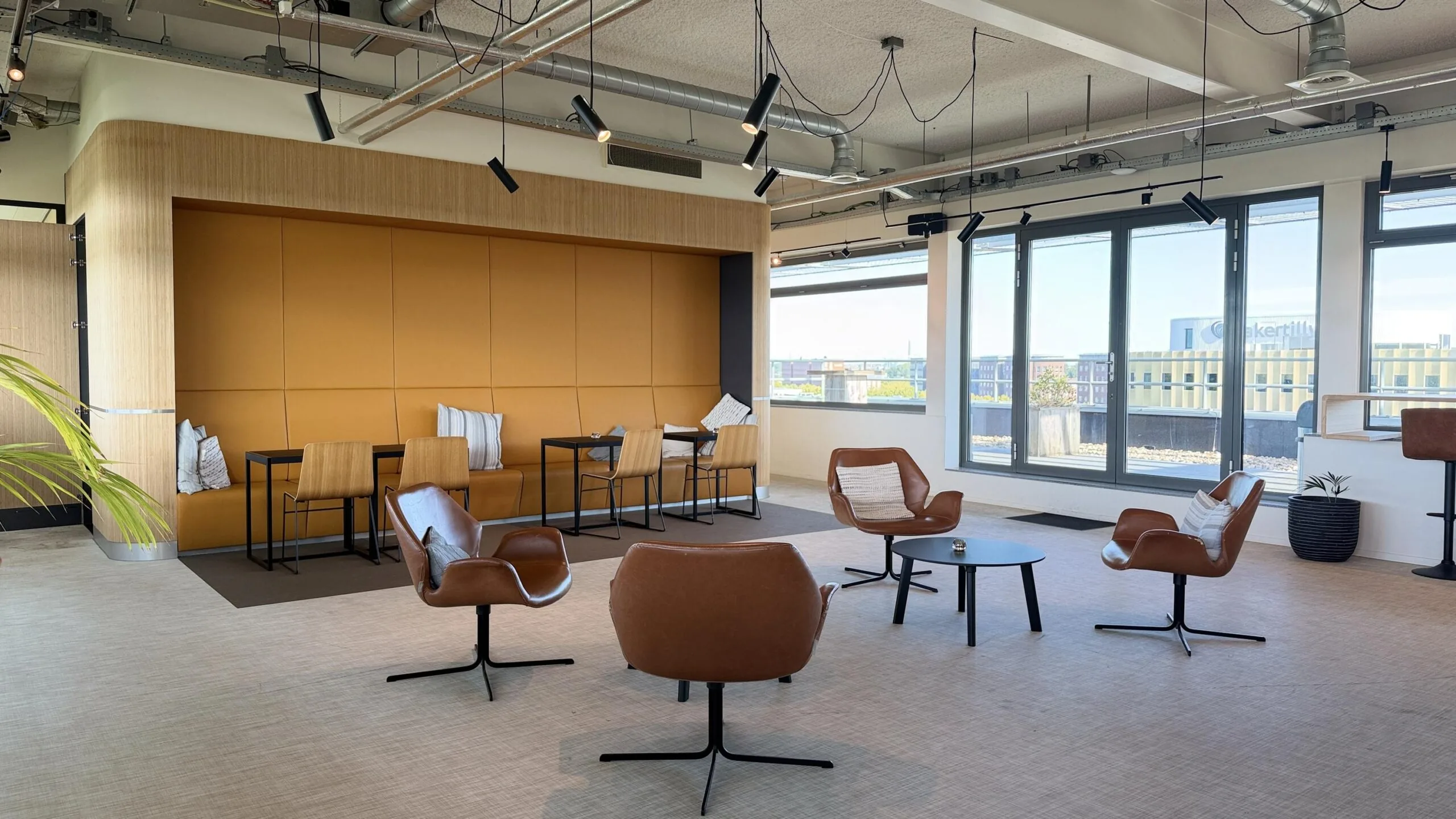Moderne bedrijfsruimte aan de Papendorpseweg met zithoeken, grote ramen en een warme, eigentijdse inrichting.
