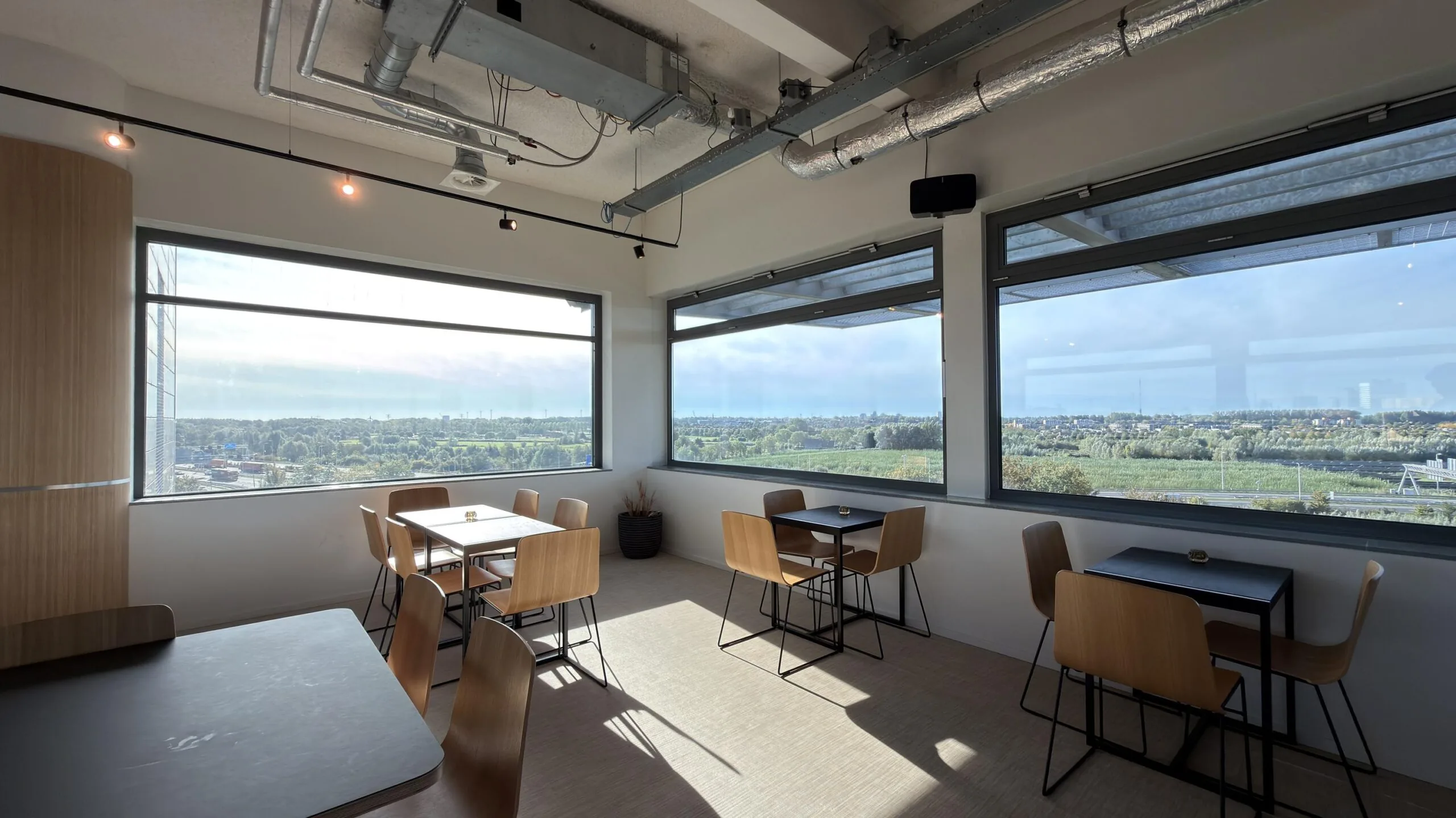 Moderne kantineruimte aan de Papendorpseweg met grote ramen en uitzicht op groene omgeving.