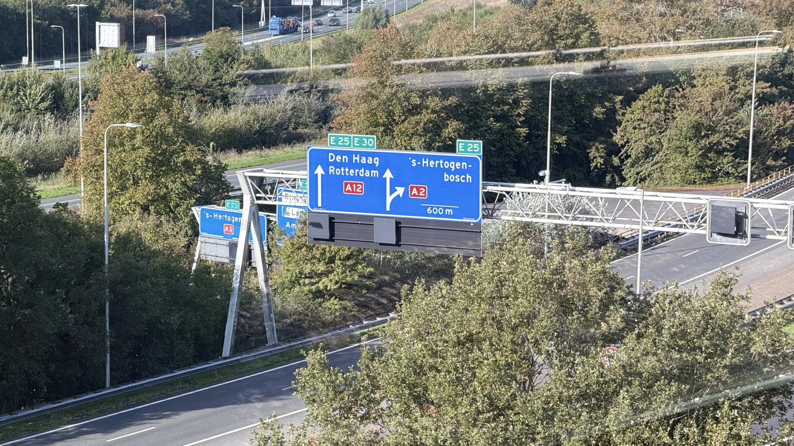 Verkeersbord boven snelweg bij Papendorpseweg met richtingen naar Den Haag, Rotterdam (A12) en ’s-Hertogenbosch (A2).