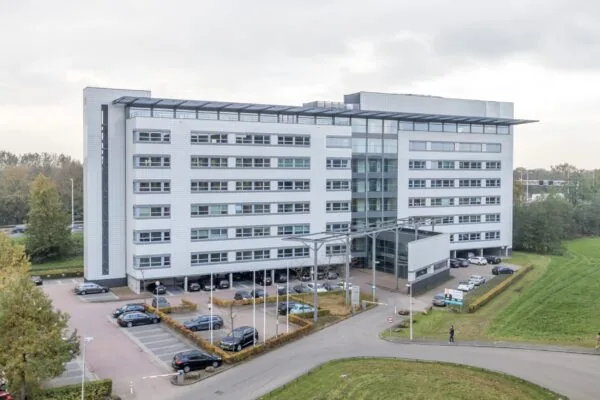 Modern kantoorgebouw aan de Papendorpseweg met omliggend parkeerterrein en groene omgeving.
