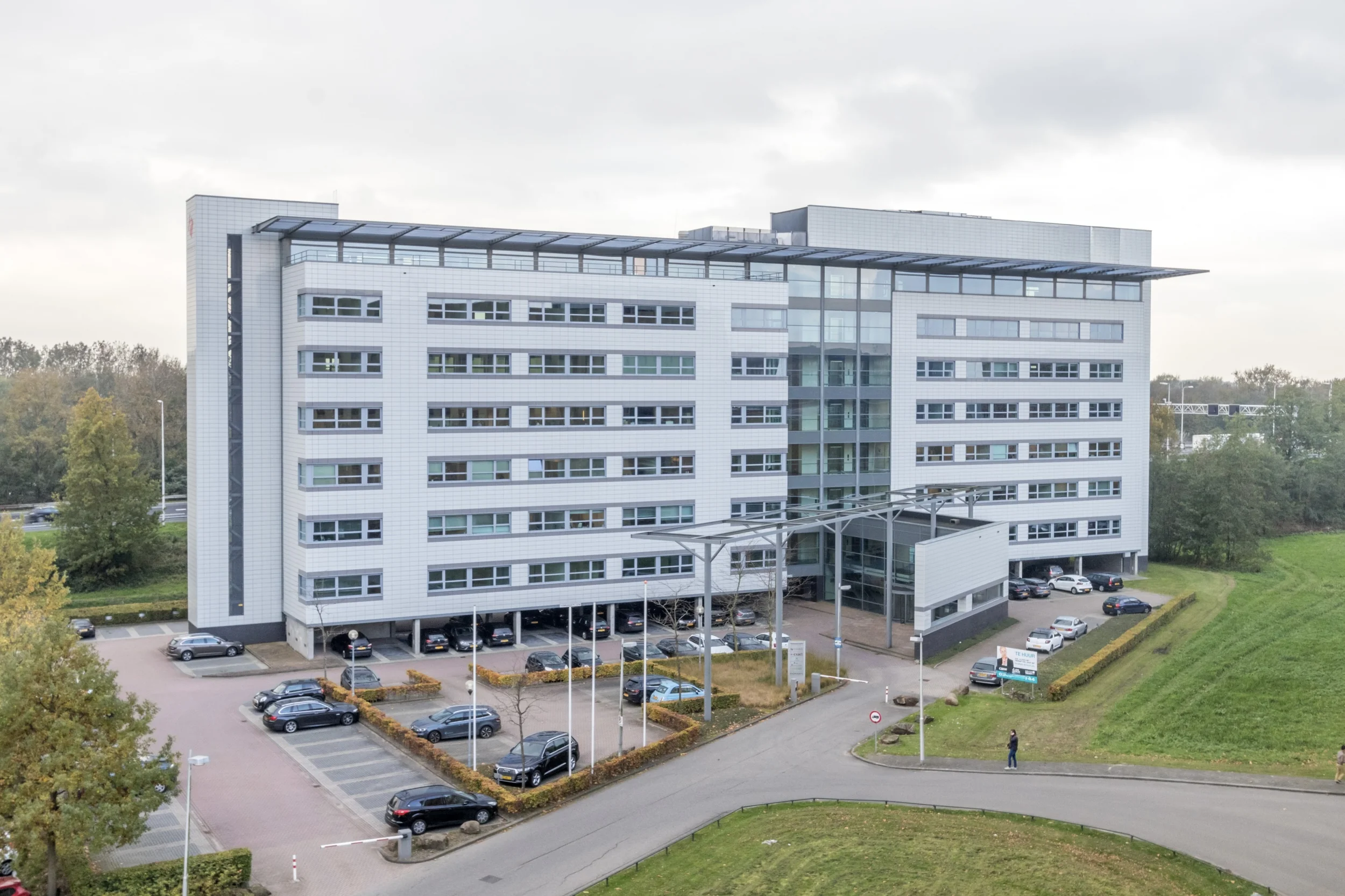 Modern kantoorgebouw aan de Papendorpseweg met omliggend parkeerterrein en groene omgeving.