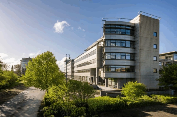 Modern kantoorgebouw aan de Boeing Avenue omringd door groen op een zonnige dag.